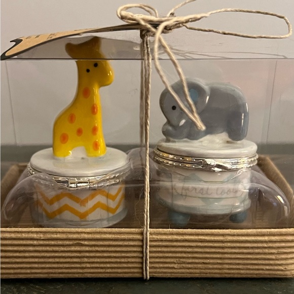 Mudpie Baby’s First Tooth and First Curl Giraffe and Elephant Canisters NWT - Picture 3 of 4